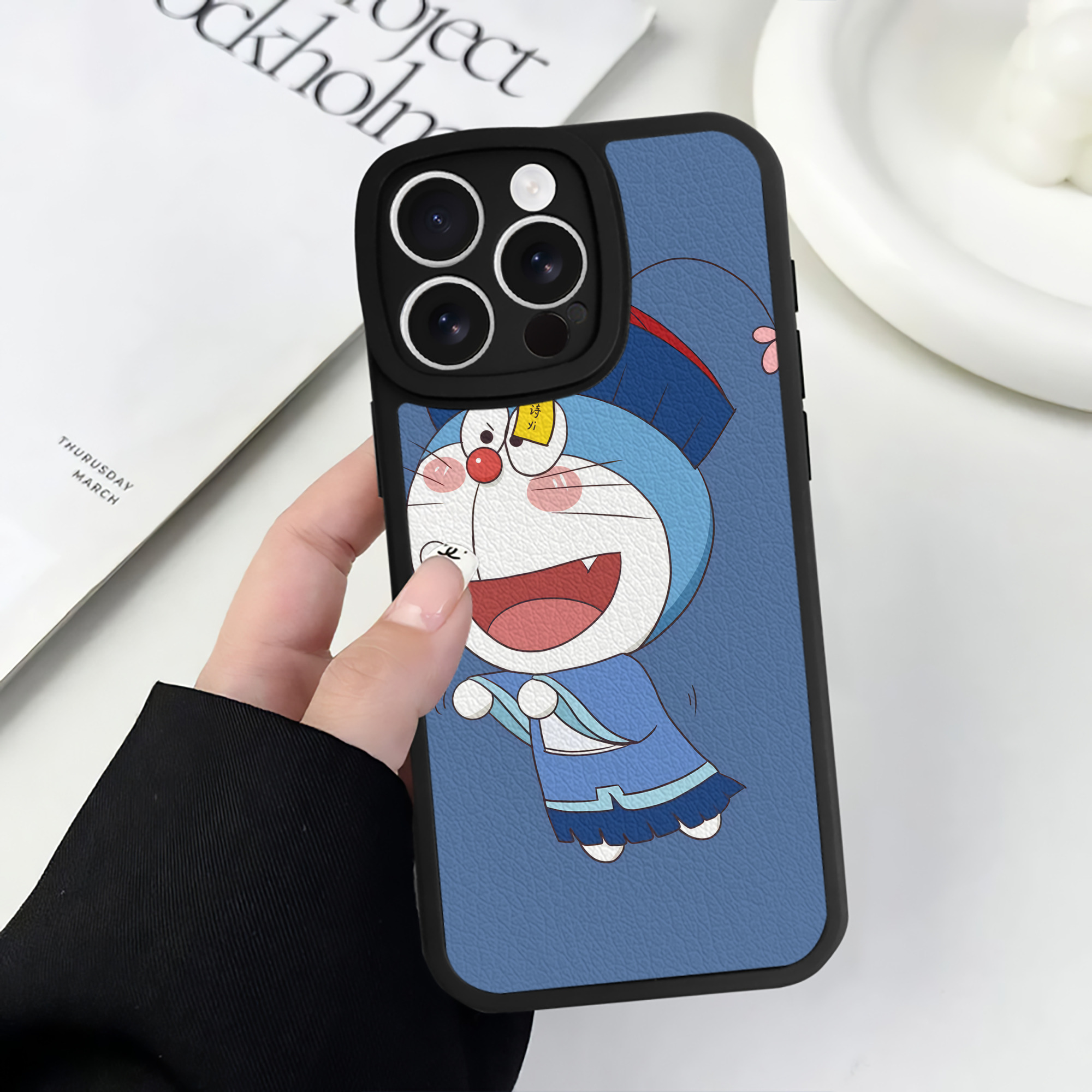 （画像用） ドラえもん Doraemon 【iPhone 16シリーズ対応】シリコンスマホケース（レザー調） 材質：シリコン